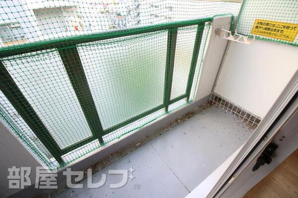 玄関にカーテン取り付け可。