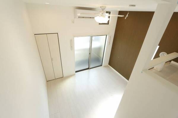 白を基調にしたお部屋になります。