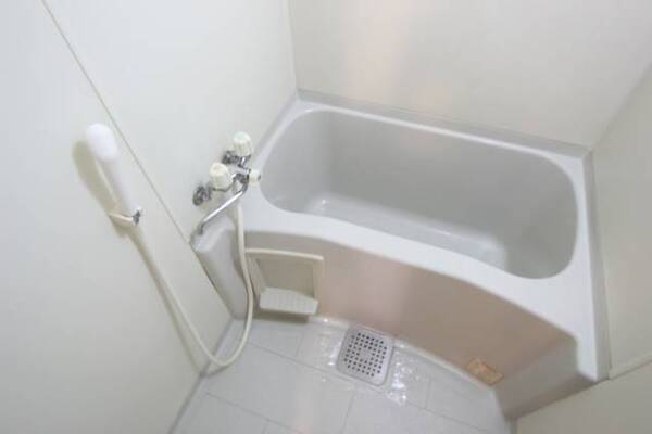 綺麗なシャワー付きバス。他号室の写真です。