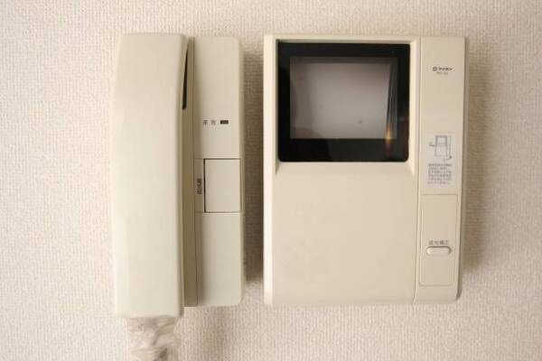 モニターホンで来客様をお知らせします。他号室の写真です。