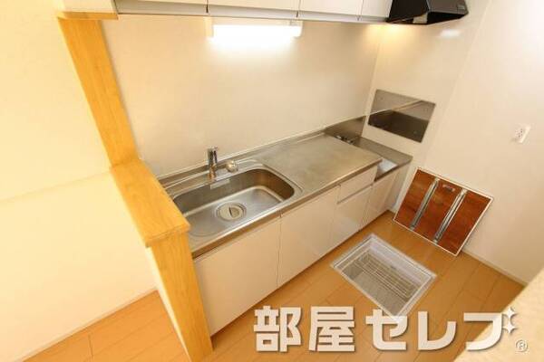 2口ガスコンロ設置可のキッチンです　床下収納もあります