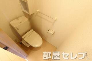 温水洗浄便座付きトイレです　収納スペースあります