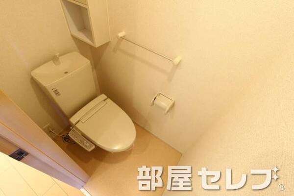 温水洗浄便座付きトイレです　収納スペースあります
