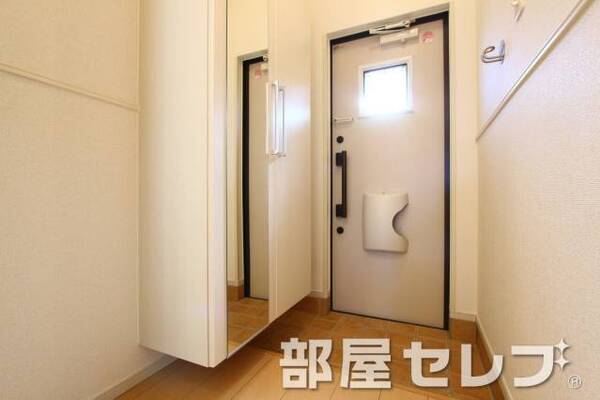玄関には姿見付きのシューズボックスあり