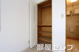 ハンガー掛けと三段棚付き。