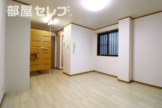 白基調の明るいダイニング。