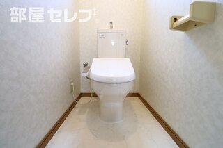 脱衣所にロールカーテンあります。