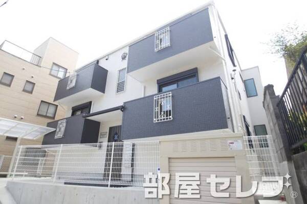 2階建てのデザイナーズアパート。