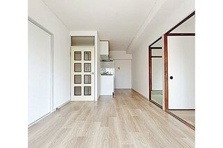 リビングにも大きな窓があってとっても明るいです♪