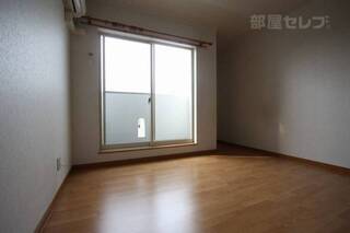 大きな窓のある洋室
