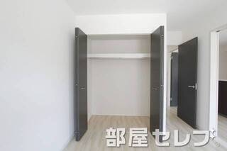 奥行きのある収納。