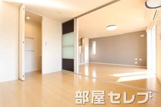 収納たっぷりのお部屋です。