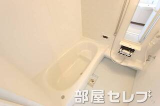 足が伸ばせる広めのお風呂です。