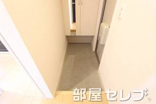 廊下から見た玄関です。