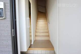姿見の大きな鏡がついている下駄箱です