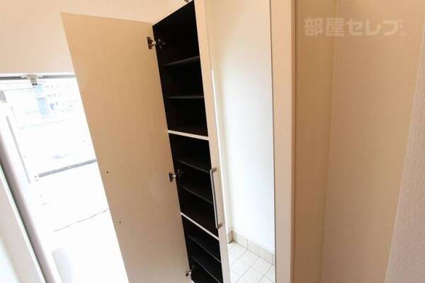 姿見付の靴箱です。