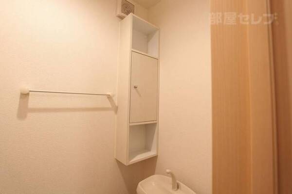 壁には扉付の収納があります。