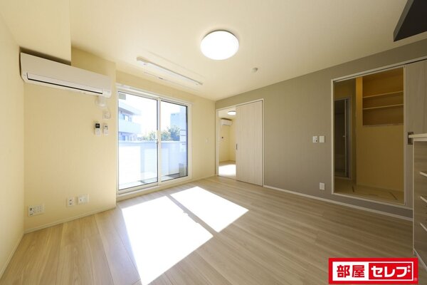 203号室の写真を参照（3階の色合いはブランウン）