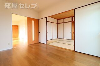 洋室からLDKと和室を見る