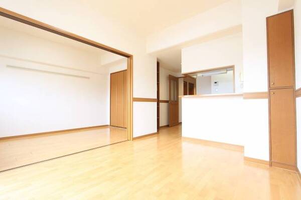 隣のお部屋と合わせれば広々としたお部屋になります