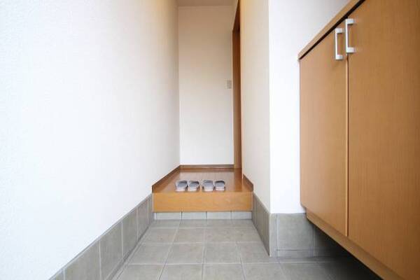輝かしい玄関ですね。