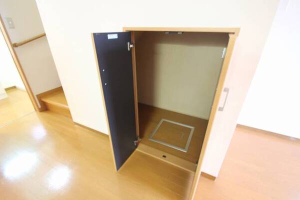 階段下の収納で便利です。