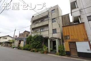 4階建てマンション。