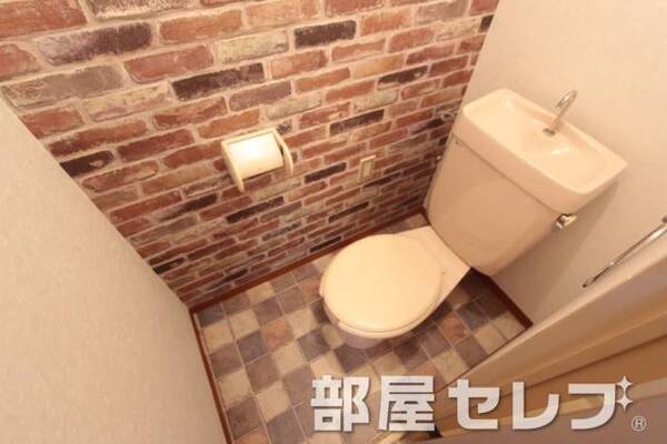 トイレもレンガ調に。。