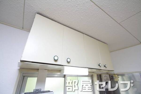 キッチン上部収納あります。