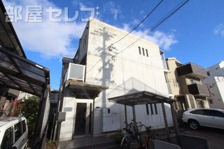 コンクリート打ちっぱなし外観。