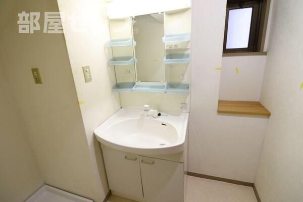 洗面台にも収納があります