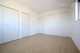各部屋に窓があり全室明るいです。