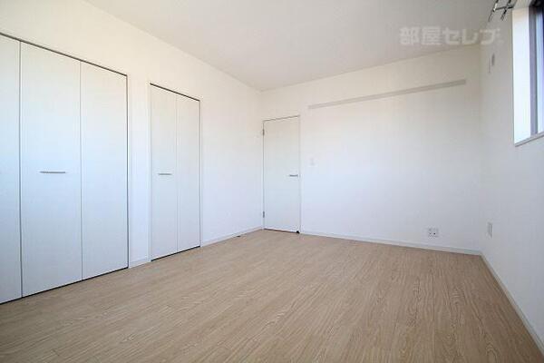 各部屋に窓があり全室明るいです。
