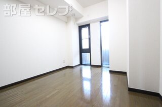 お部屋には窓が２つあり明るいですよ。洋室