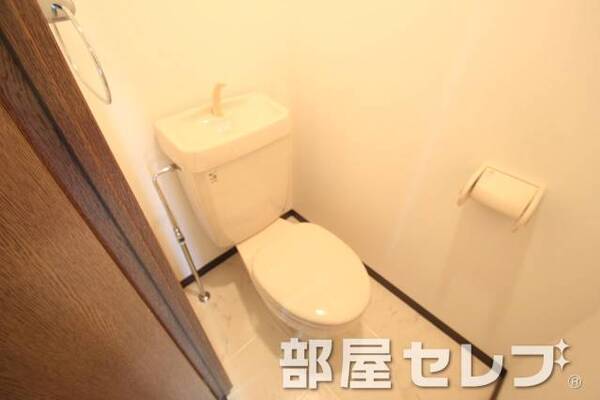 キレイなお手洗いです。302号室の写真です。