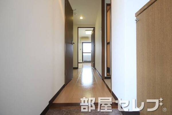 玄関から見ても明るいですね。302号室の写真です。