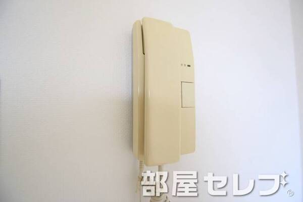 インターフォンで安心です。302号室の写真です。