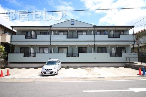 落ち着いた色合いの外観。