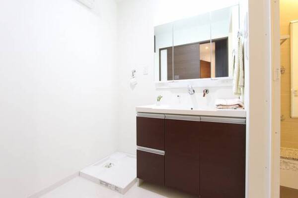 洗面台の鏡も大きくて素敵ですね