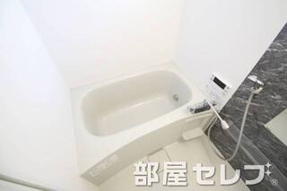 お風呂に小窓あります。