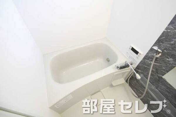 お風呂に小窓あります。