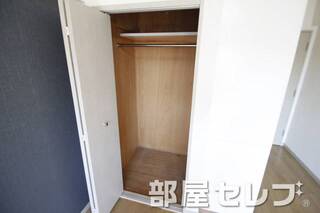 使いやすいサイズの収納です。