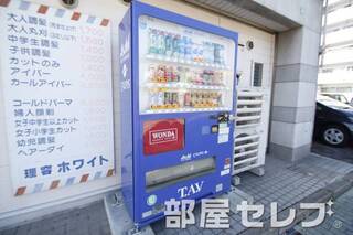 敷地内に自動販売機。