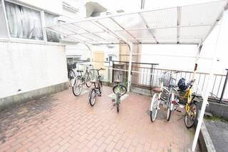 屋根付き駐輪場。