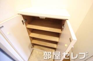 下駄箱あります。