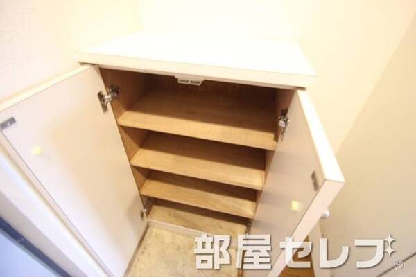 下駄箱あります。