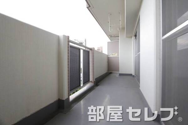 広いバルコニー。