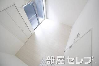 ロフトから見た寝室。