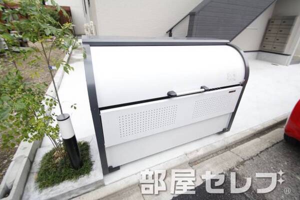 敷地内ゴミ置き場。