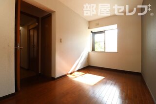 下駄箱あります。